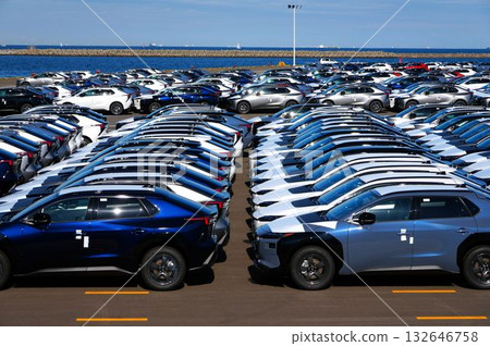 港口一排等待裝船的汽車 132646758