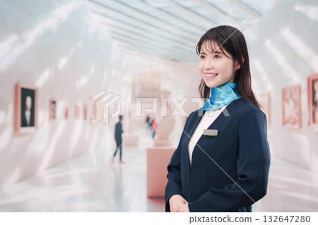 在美術館工作的年輕女子 132647280