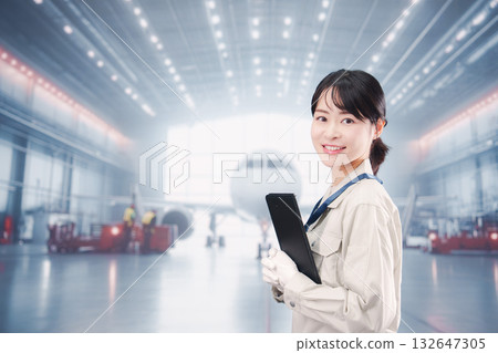 在飛機庫工作的年輕女技術員 132647305