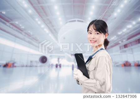 在飛機庫工作的年輕女技術員 132647306