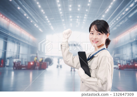 在飛機庫工作的年輕女技術員 132647309