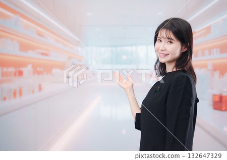 一位年輕的女售貨員正在化妝品店為顧客服務 一位年輕的女售貨員正在化妝品店為顧客服務 132647329