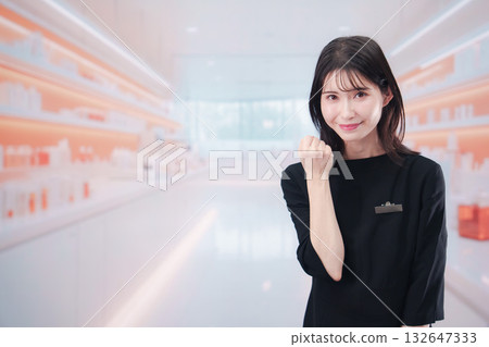 一位年輕的女售貨員正在化妝品店為顧客服務 一位年輕的女售貨員正在化妝品店為顧客服務 132647333