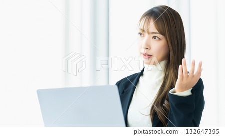 女性和女企業家正在交談 女性和女企業家正在交談 132647395