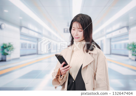 年輕女子搭乘地鐵外出 132647404