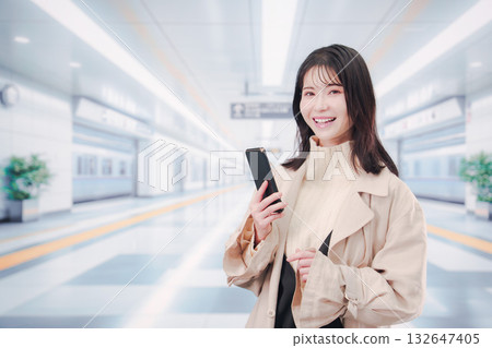 年輕女子搭乘地鐵外出 132647405