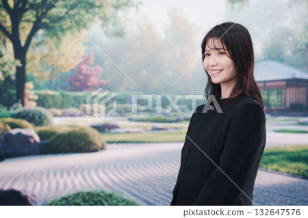 一位身著喪服參加葬禮的年輕女子 一位身著喪服參加葬禮的年輕女子 132647576