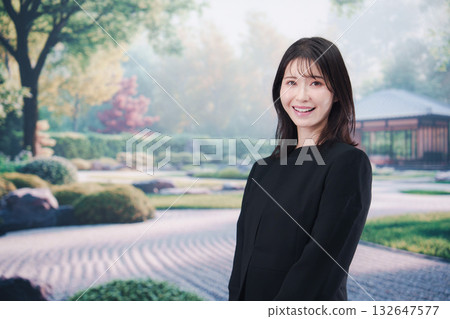 一位身著喪服參加葬禮的年輕女子 一位身著喪服參加葬禮的年輕女子 132647577