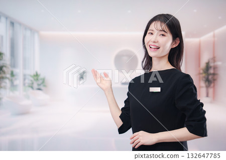 在沙龍工作的年輕女員工 132647785