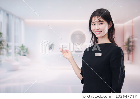 在沙龍工作的年輕女員工 132647787