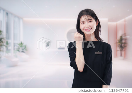 在沙龍工作的年輕女員工 132647791