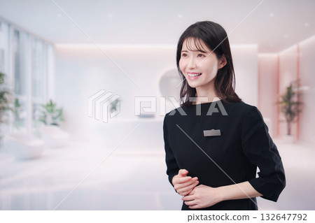 在沙龍工作的年輕女員工 132647792