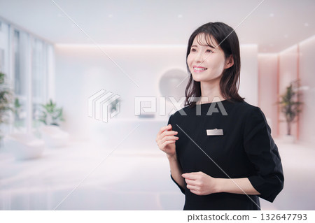 在沙龍工作的年輕女員工 132647793