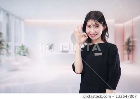 在沙龍工作的年輕女員工 132647807