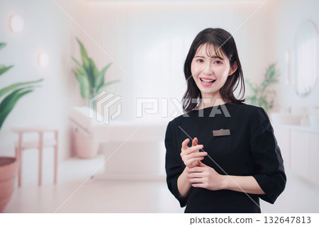 在沙龍工作的年輕女員工 132647813