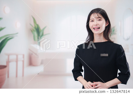 在沙龍工作的年輕女員工 132647814