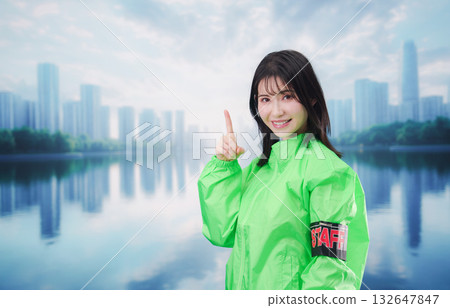 一名女性活動工作人員在街上指路 132647847