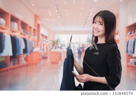 一位在服飾店工作的年輕女員工 132648579