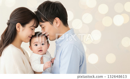 父母和孩子臉貼著臉，背景是柔和的白色背景。 132648613