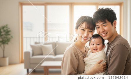 父母和孩子臉貼著臉，背景是柔和的白色背景。 132648614