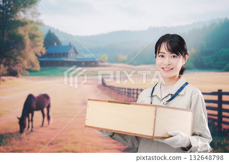 在大型農場工作的年輕女農婦 132648798