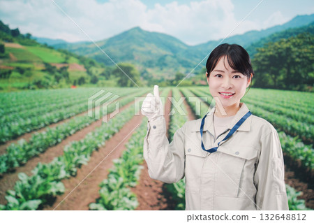 在大型農場工作的年輕女農婦 132648812
