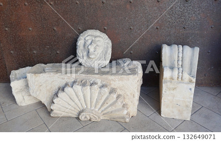concrete sculpture of the head of a formidable lion concrete sculpture of the head of a formidable lion 132649071