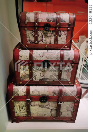 Old wooden trunk with metal elements - VINTAGE TREASURE BOX Old wooden trunk with metal elements - VINTAGE TREASURE BOX 132649132