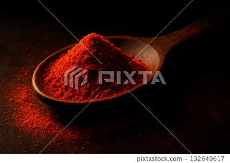 木匙裡的紅辣椒粉 132649617