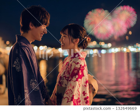 夏日煙火綻放,一對身著浴衣的日本年輕情侶在水邊相擁微笑,畫面浪漫唯美。 夏日煙火綻放,一對身著浴衣的日本年輕情侶在水邊相擁微笑,畫面浪漫唯美。 132649669