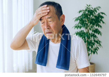 一位日本老人中暑了,因為天氣炎熱感到身體不適,他用手摀著額頭,看起來很痛苦。 一位日本老人中暑了,因為天氣炎熱感到身體不適,他用手摀著額頭,看起來很痛苦。 132649797