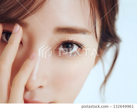 一張女性臉部特寫,她用指尖輕撫眼周,凝視著你。這是一張聚焦於她雙眼和手指的美麗照片。 一張女性臉部特寫,她用指尖輕撫眼周,凝視著你。這是一張聚焦於她雙眼和手指的美麗照片。 132649961