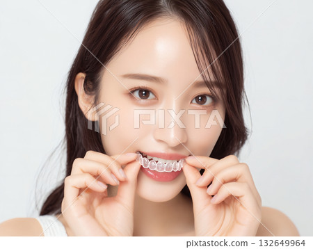 一位微笑的年輕日本女性戴著口套的肖像 132649964