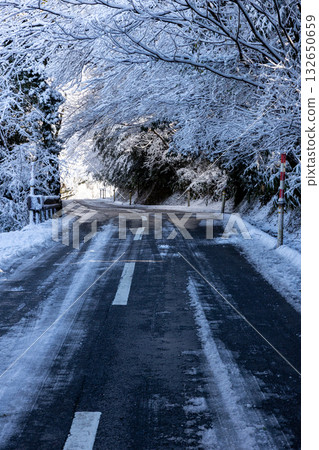 冰凍道路_垂直 冰凍道路_垂直 132650659