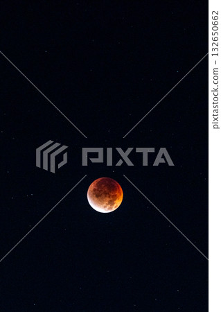 Total lunar eclipse and starry sky_vertical 132650662
