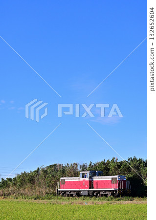 鹿島臨海鐵道KRD5型柴油機車在藍天下行駛 132652604