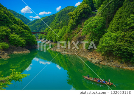 電車、保津峽大橋、保津川遊船 132653158