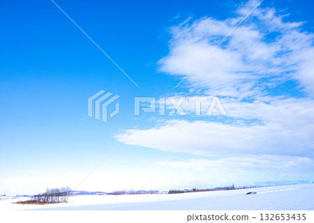 The magnificent scenery of Biei, Hokkaido, under the blue winter sky 132653435