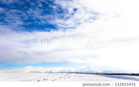 冬季從北海道美瑛的山丘上可以看到白雪皚皚的十勝山脈 132653455