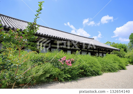 令人心曠神怡的紫薇花背景禪意房間 令人心曠神怡的紫薇花背景禪意房間 132654140