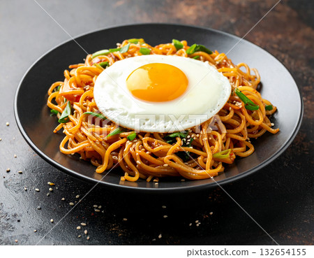 炒麵配煎蛋 炒麵配煎蛋 132654155