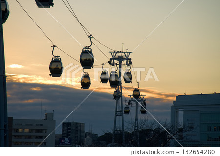 日落城市和空中纜車 日落城市和空中纜車 132654280