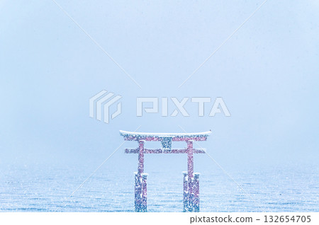 滋賀白須神社:雪湖中巨大的鳥居 滋賀白須神社:雪湖中巨大的鳥居 132654705