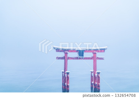 滋賀白須神社：雪湖中巨大的鳥居 132654708