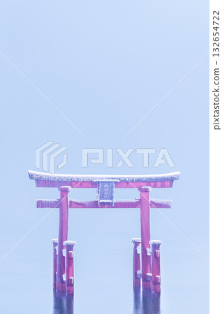 滋賀白須神社:雪湖中巨大的鳥居 滋賀白須神社:雪湖中巨大的鳥居 132654722