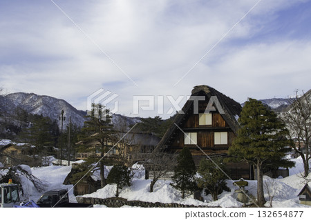合掌造風格的房屋與雪景 合掌造風格的房屋與雪景 132654877