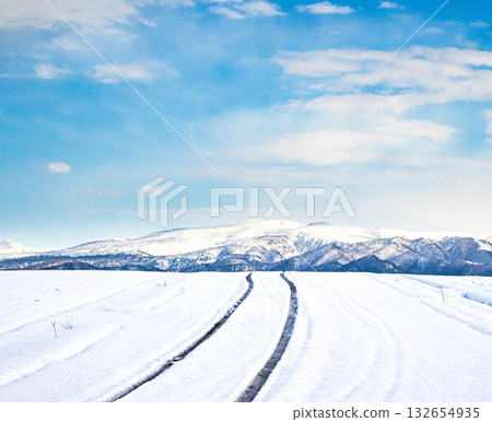 冬日北海道，積雪覆蓋的道路結冰，藍天白雲映襯著迷人的景色。 132654935