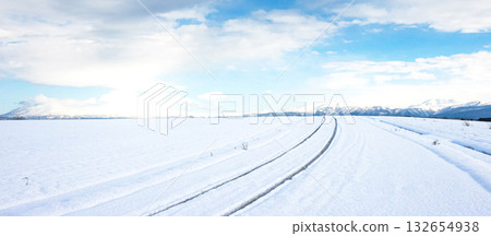 冬日北海道，積雪覆蓋的道路結冰，藍天白雲映襯著迷人的景色。 132654938