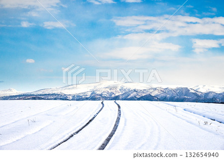 冬日北海道，積雪覆蓋的道路結冰，藍天白雲映襯著迷人的景色。 132654940