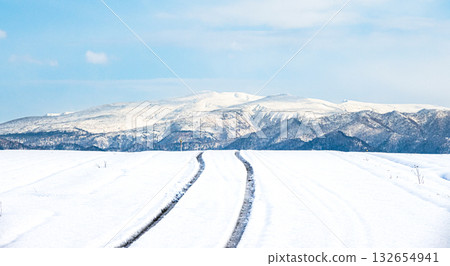 冬日北海道，積雪覆蓋的道路結冰，藍天白雲映襯著迷人的景色。 132654941